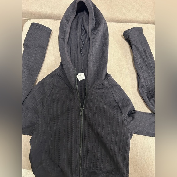 ALO Cable Knit Zip-Up in black XS - Picture 7 of 8